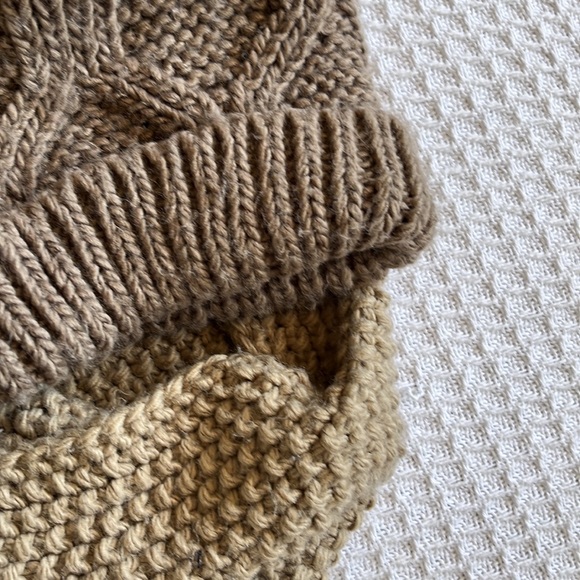 SOLD Beanie and Scarf 💛🤎 - Picture 6 of 6